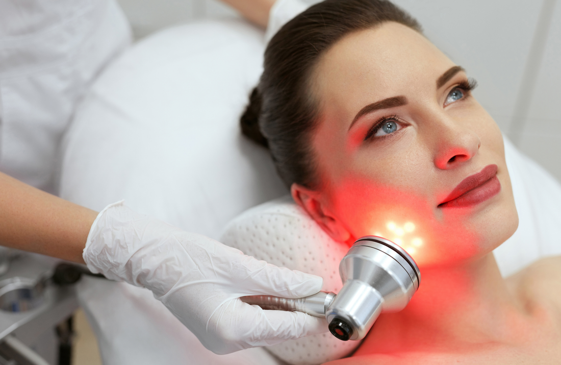 EMS, LED rouge, LED violette, Thermo-Cryo : tout comprendre des technologies beauté à la maison